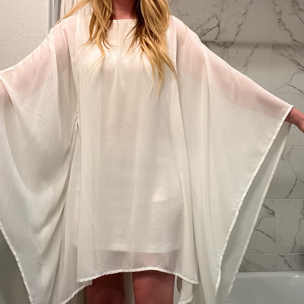 Lulu’s white dress